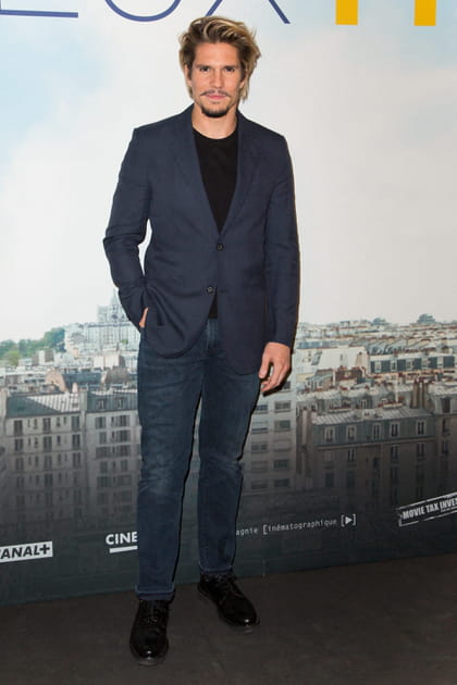 François Civil en costume bleu marine