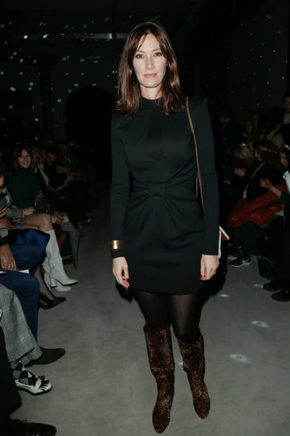Mareva Galanter en robe noire et bottes léopard