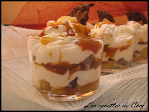 Trifle poire et cookies, coulis caramel au beurre salé