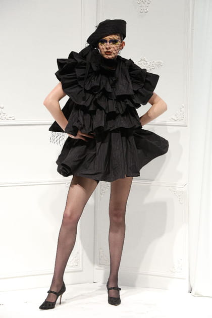 Robe &agrave; volants noirs aper&ccedil;ue sur le d&eacute;fil&eacute; Vaquera