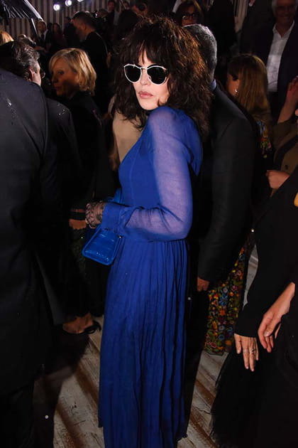 Isabelle Adjani en robe longue bleue semi-transparente