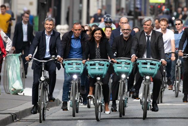 A vélo, dans Paris, Anne Hidalgo dépasse les autos...