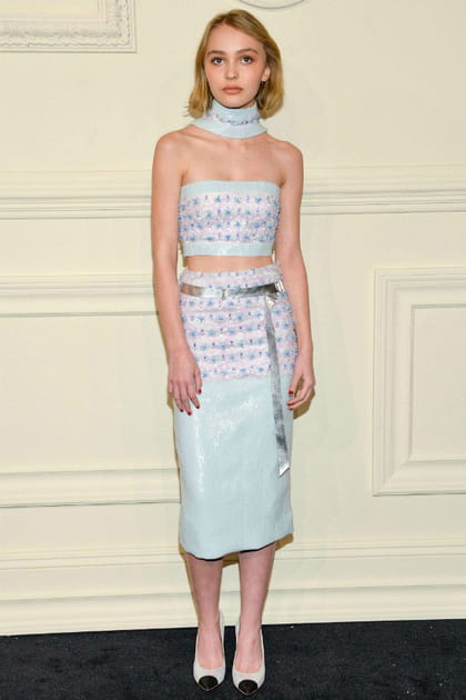 Lily-Rose Depp en ensemble bustier bleu &agrave; strass Chanel