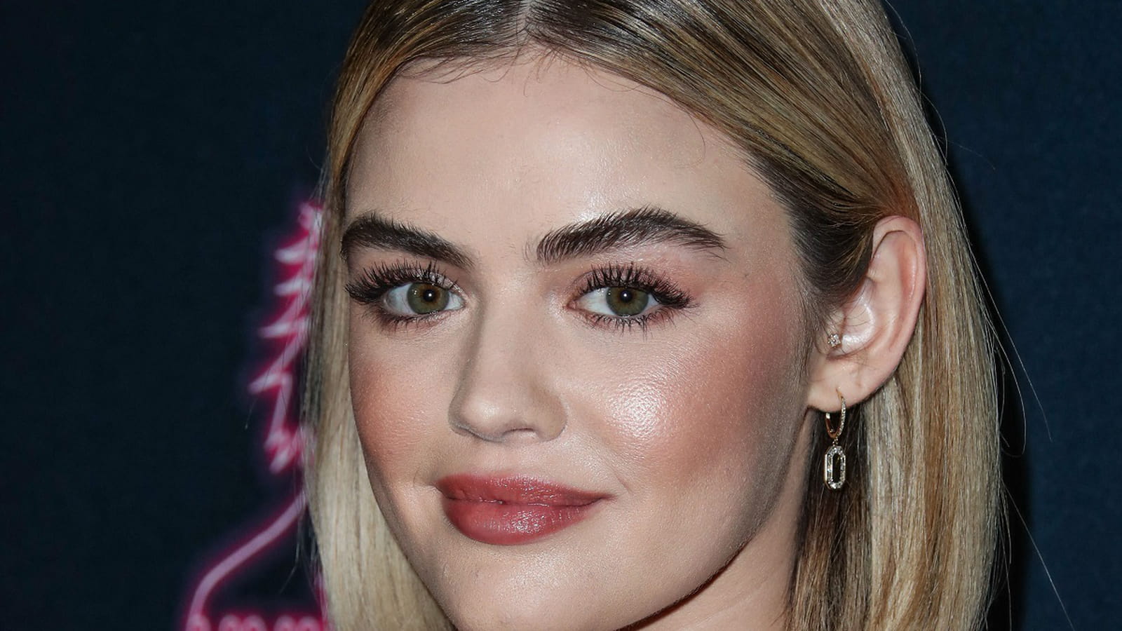 Lucy Hale en blonde