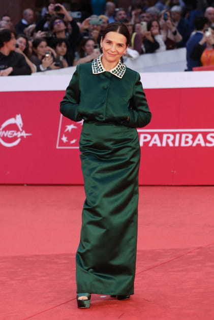 Juliette Binoche en robe verte satinée à col claudine