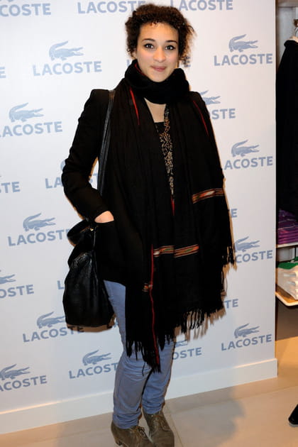 Cam&eacute;lia Jordana en veste noire et &eacute;charpe