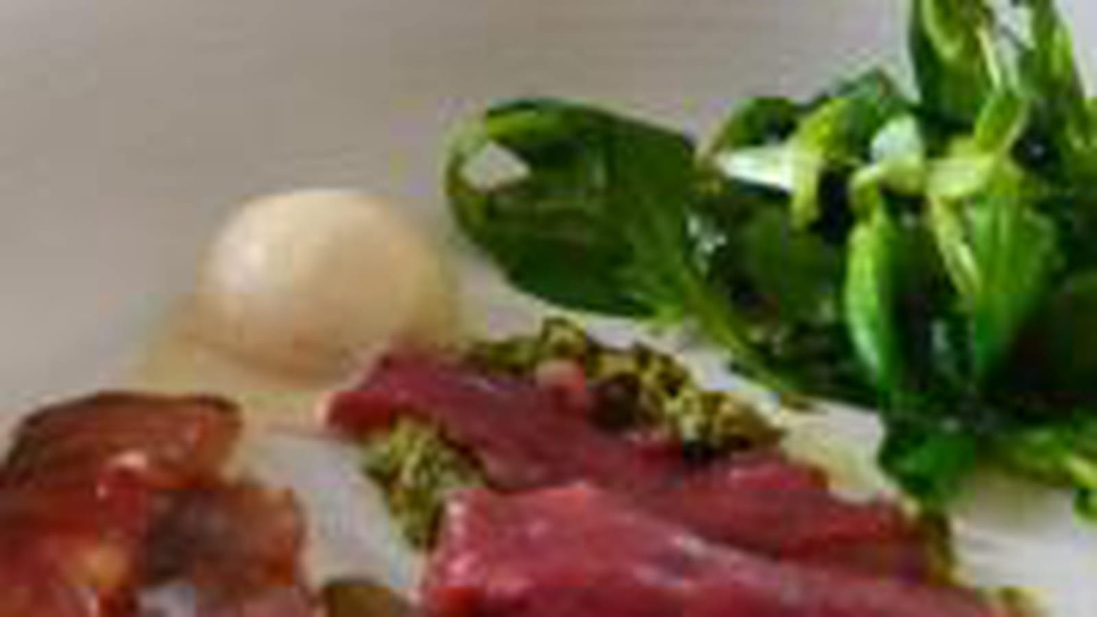 Carpaccio de magret de canard et sa boule de glace au foie gras