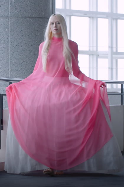 Robe rose et blanc aperçue sur le défilé Aelis