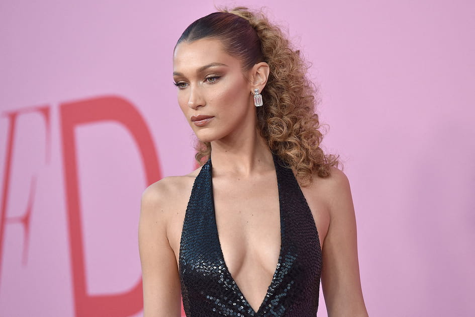 Les boucles serr&eacute;es de Bella Hadid