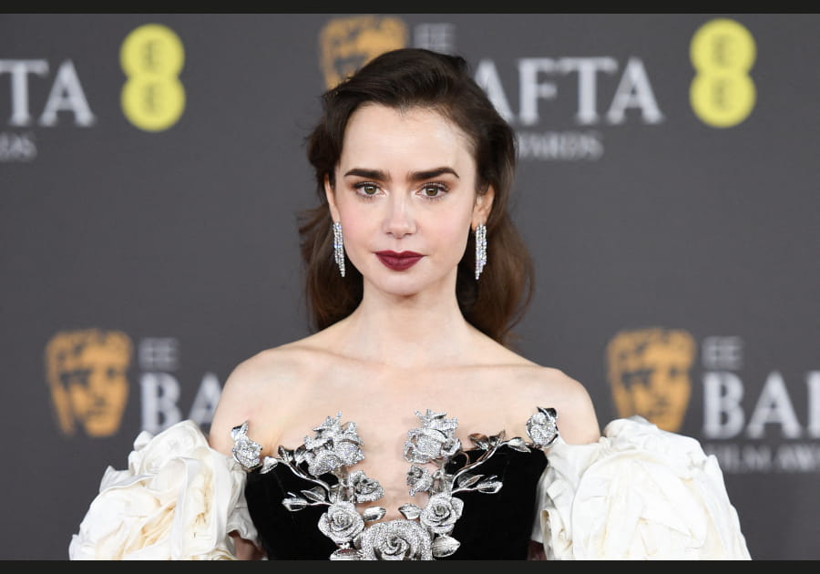 Top&nbsp;: la bouche lie-de-vin de Lily Collins