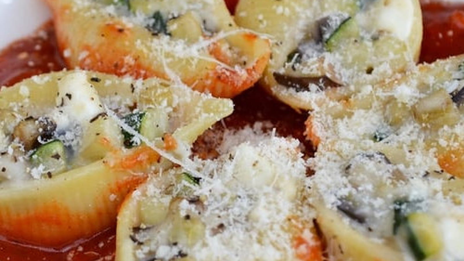 Pâtes conchiglione farcies aux aubergines et courgettes, béchamel et feta