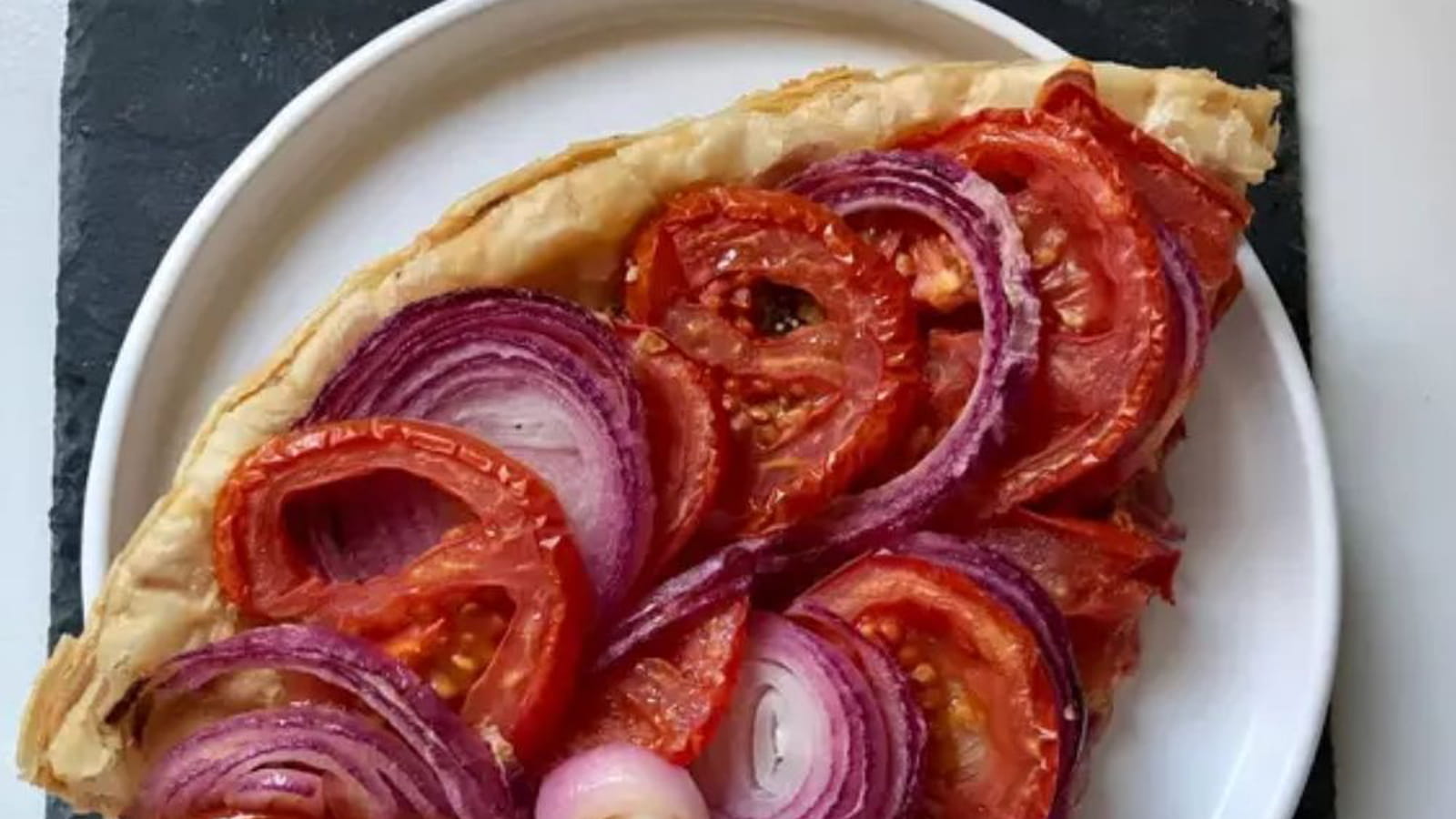 Tarte tomates-oignons rouges et moutarde à l'ancienne