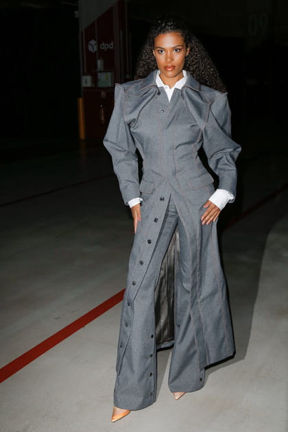 Tina Kunakey en ensemble gris chiné à boutons Y/Project