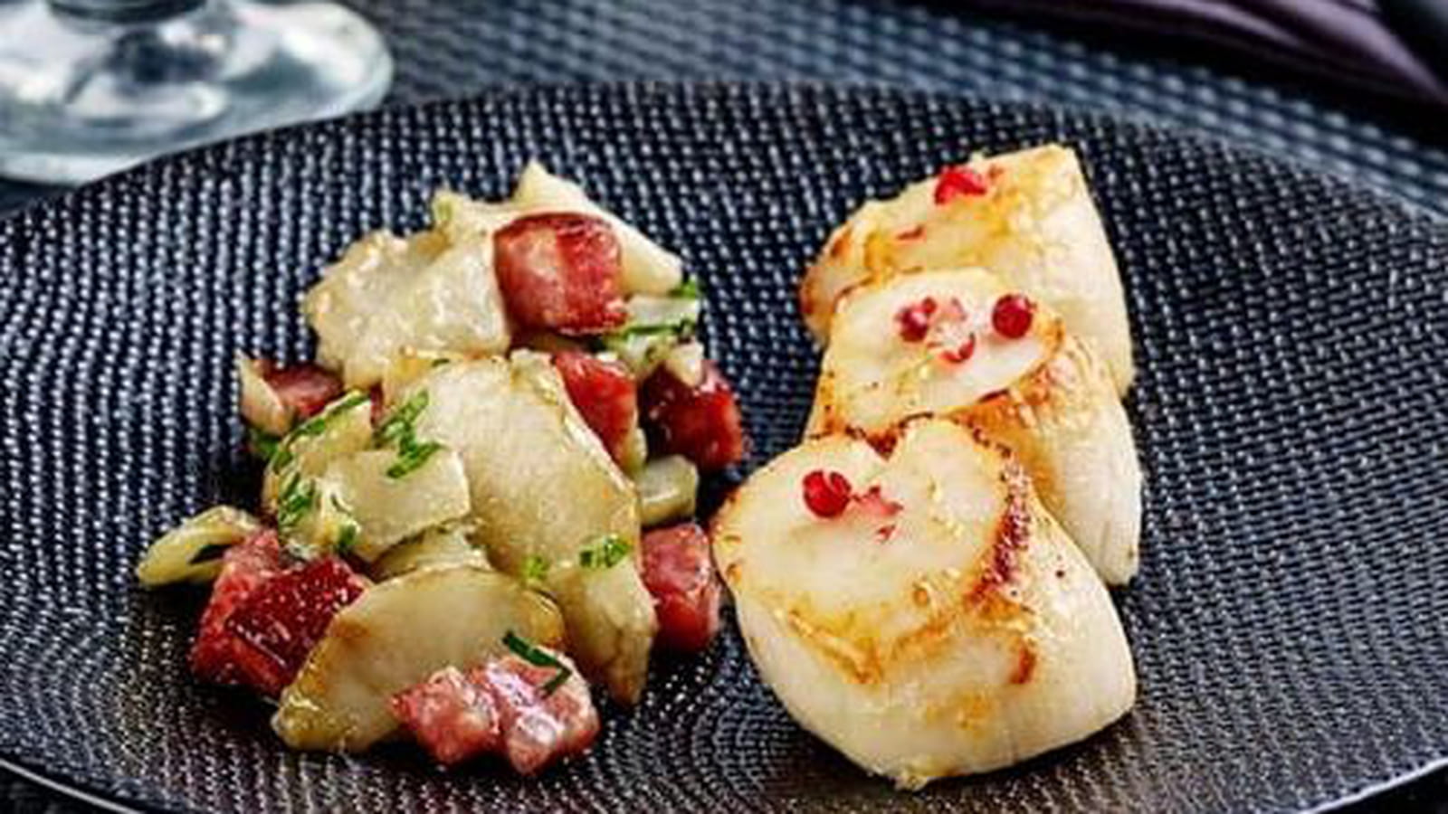 Noix de saint jacques à la saucisse de Morteau et topinambours