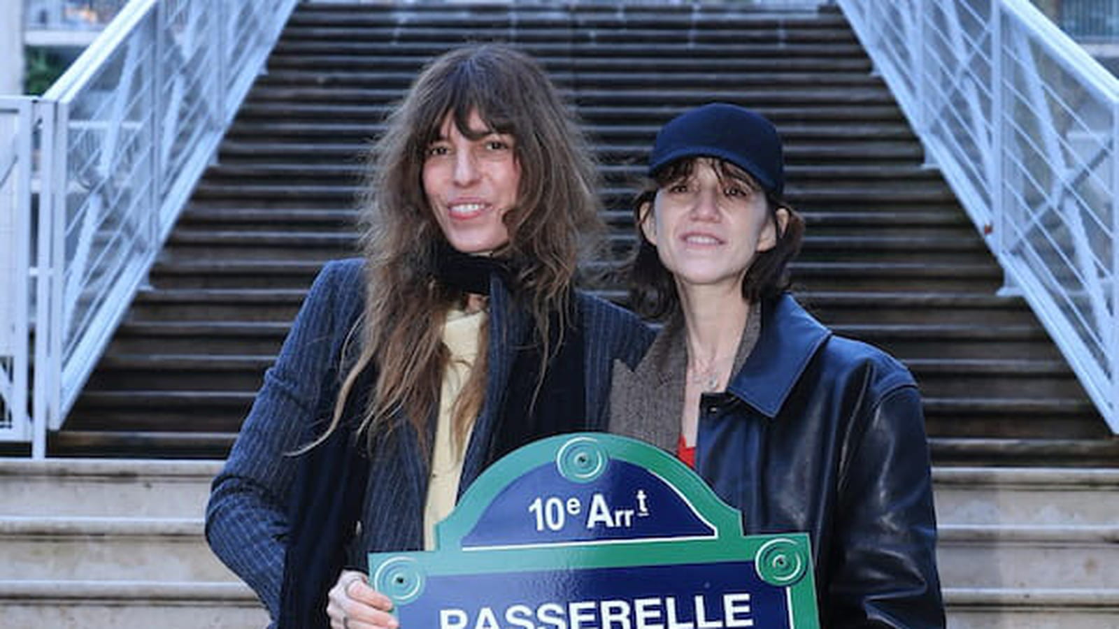 Charlotte Gainsbourg et Lou Doillon célèbrent l’héritage de Jane Birkin en looks effortless chic, Charlène de Monaco porte la griffe fétiche de Kate Middleton... 