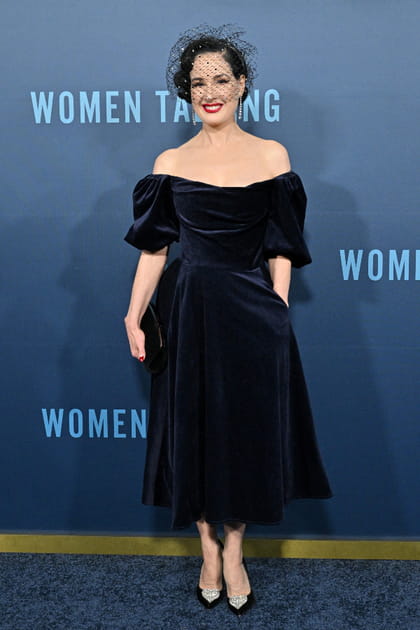 Dita Von Teese en robe en velours