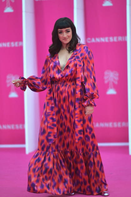 Shirine Boutella en robe maxi rouge et violet à décolleté plongeant