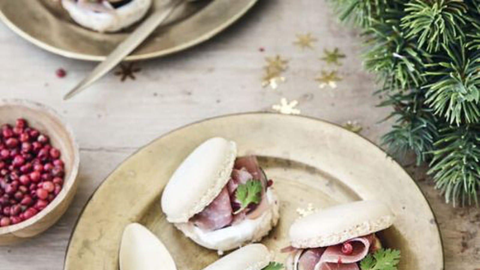 Macarons à la crème et à l’huile de truffe, figues et jambon cru