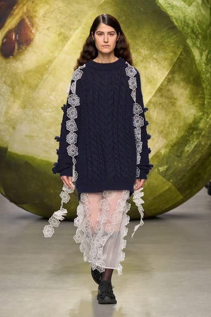 Jupe transparente et pull bleu marine brodé aperçus sur le défilé Cecilie Bahnsen