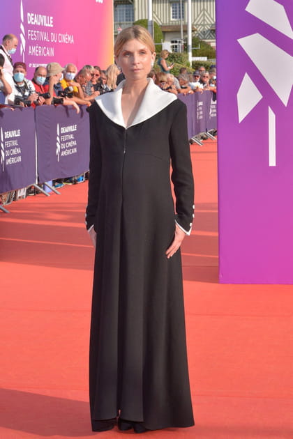 Cl&eacute;mence Po&eacute;sy en robe noire