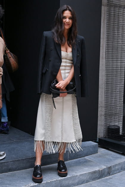 Katie Holmes en robe beige à franges, mocassins et blazer noir