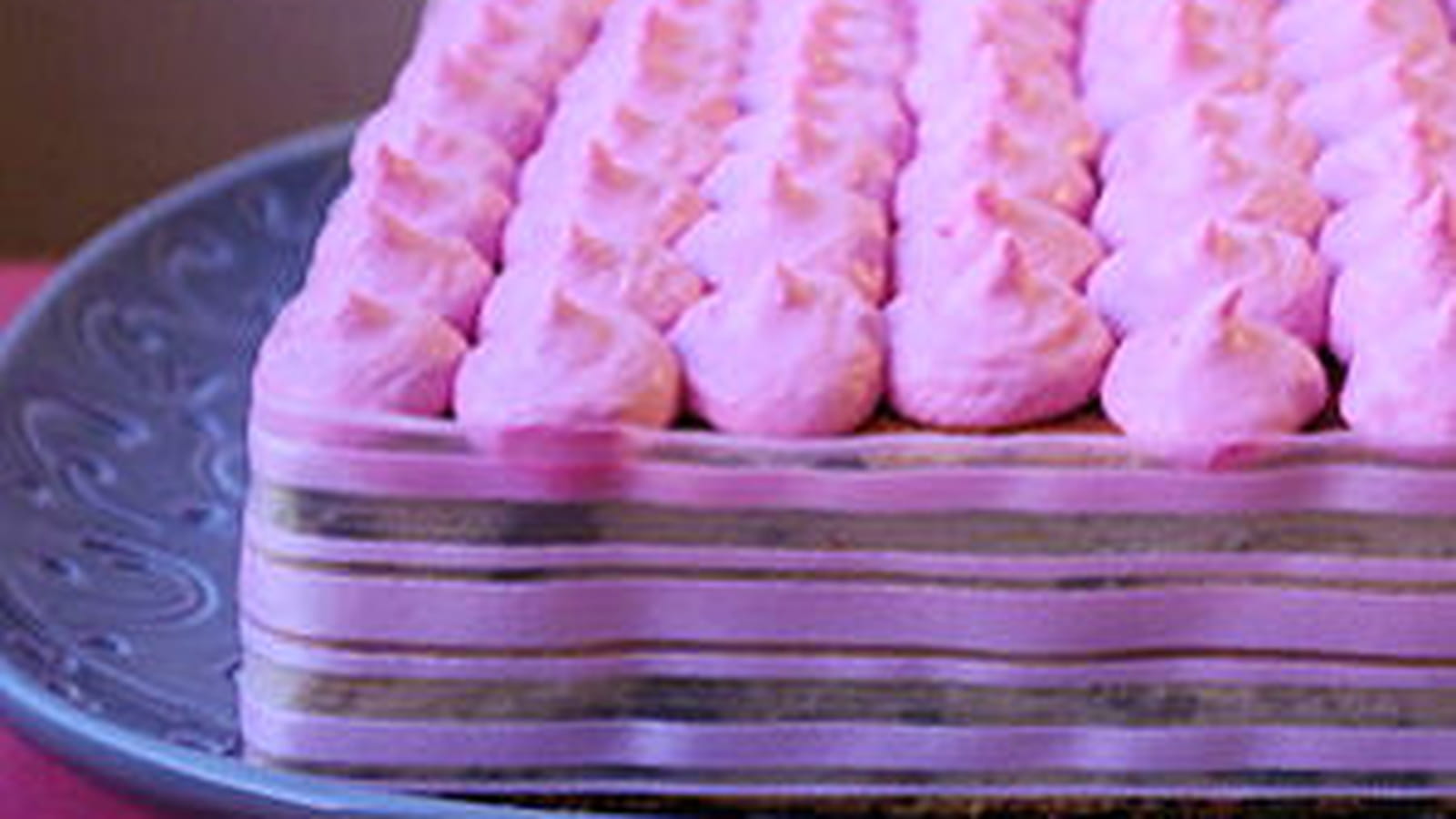 Gâteau à étages à la pistache et crème framboise