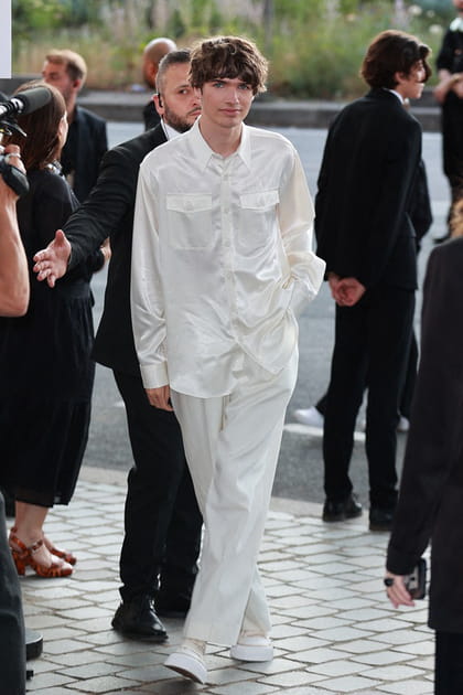 Pierre de Maere en chemise blanche transparente et pantalon satiné