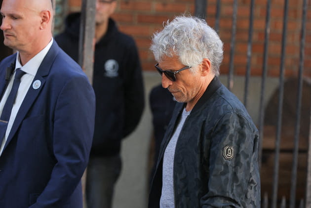 Nagui arrive aux obs&egrave;ques de Nadia Far&egrave;s