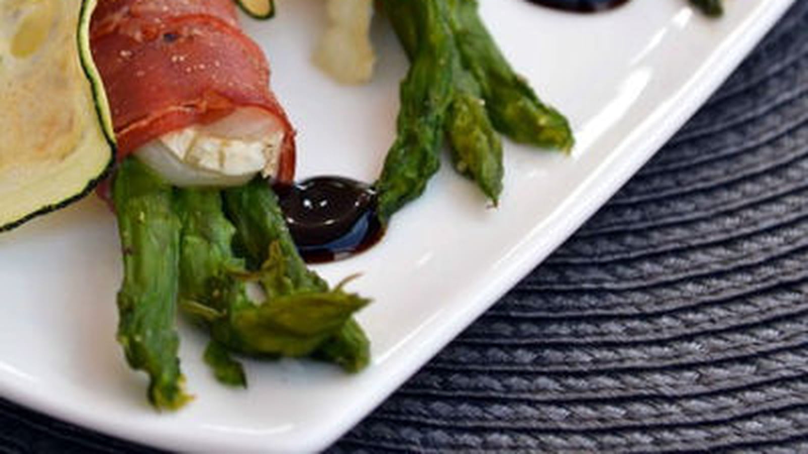 Roulades d'asperges vertes au chèvre et jambon de Parme, chips de courgettes