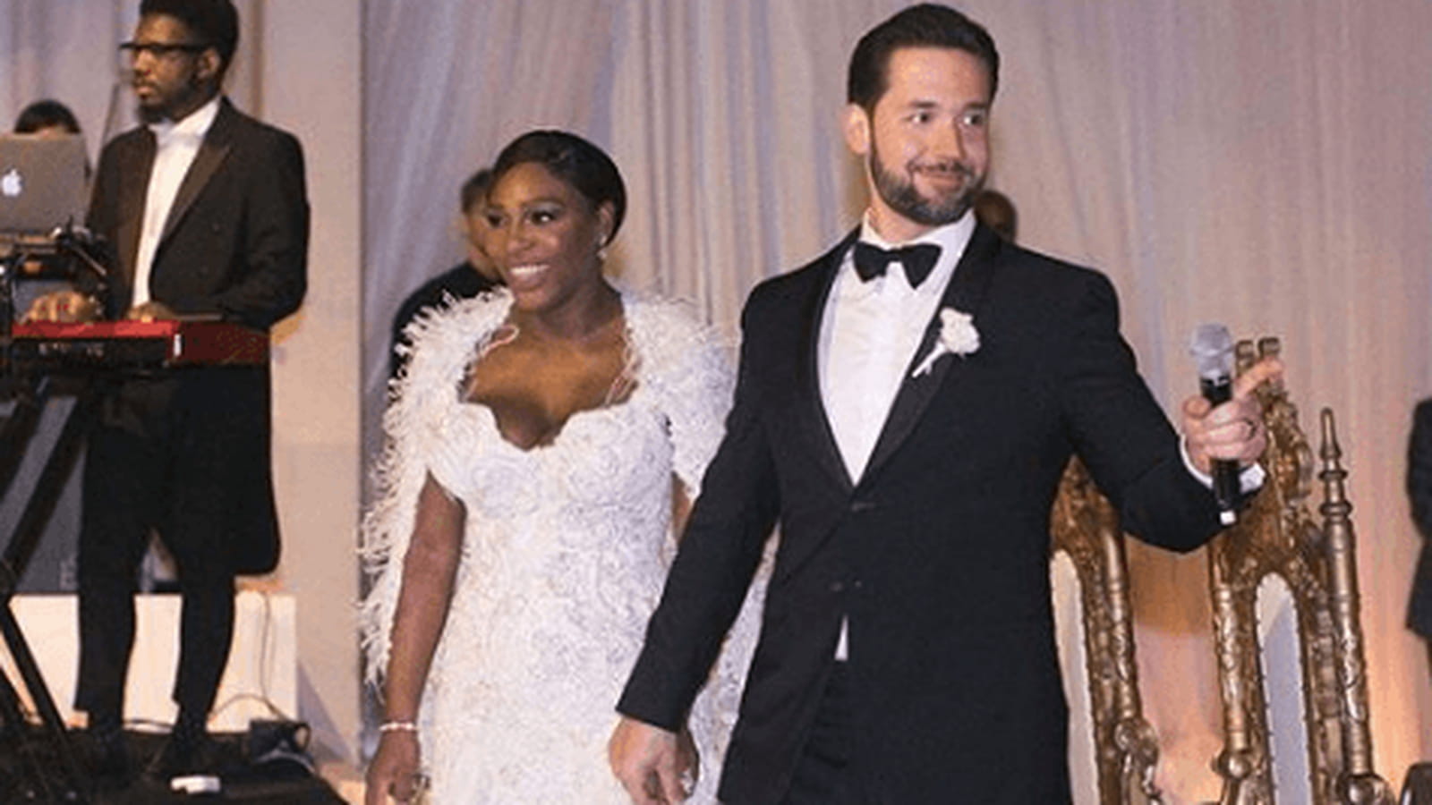 La mariée enfile sa seconde robe