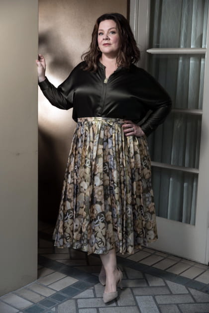 Melissa McCarthy en jupe plissée