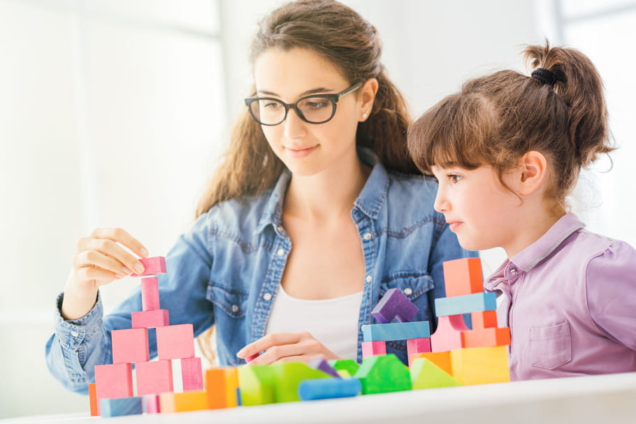 Combien payer une baby-sitter : tous les tarifs habituels