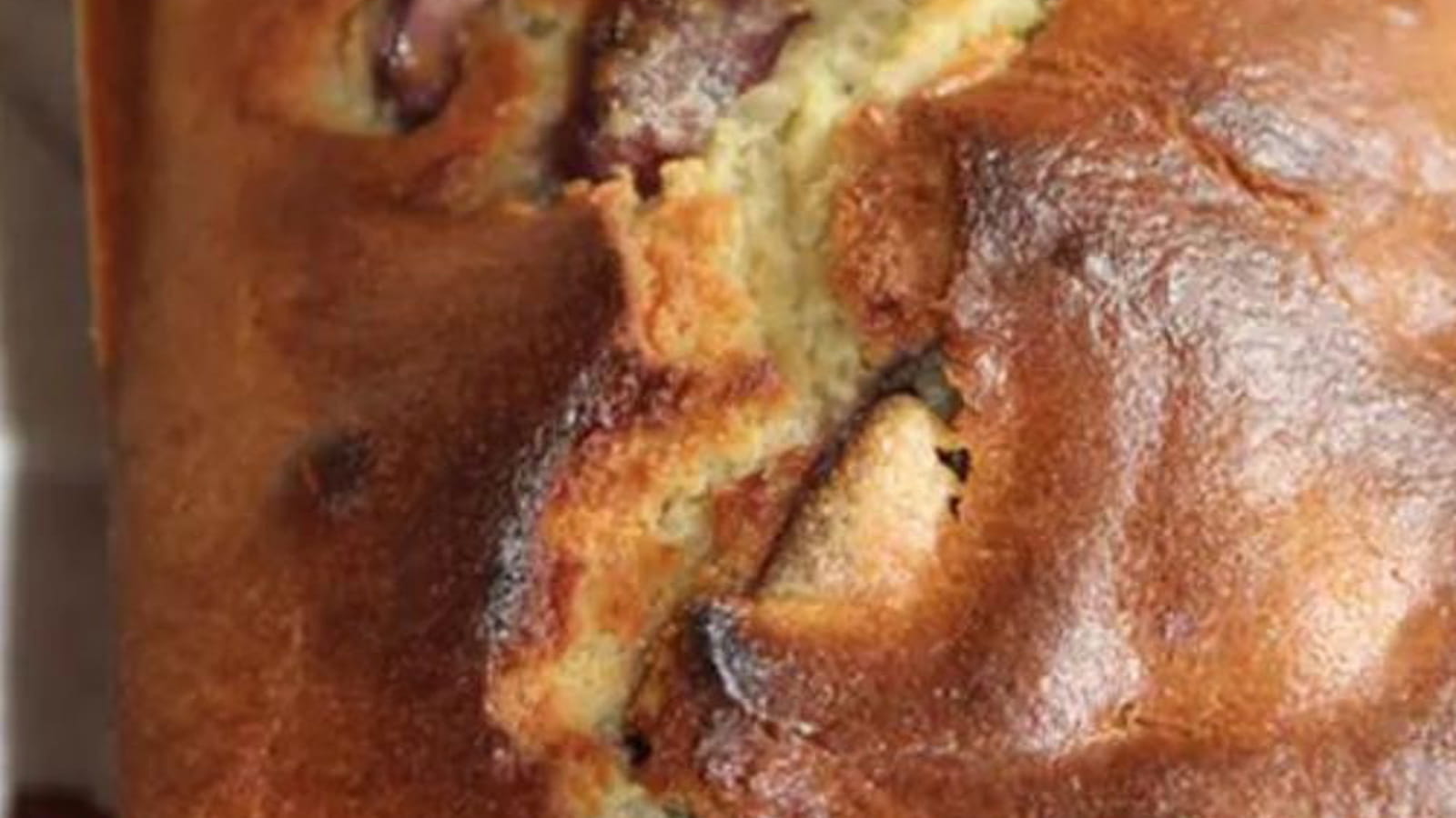 Cake fondant cerises, cardamome à la pâte d'amande