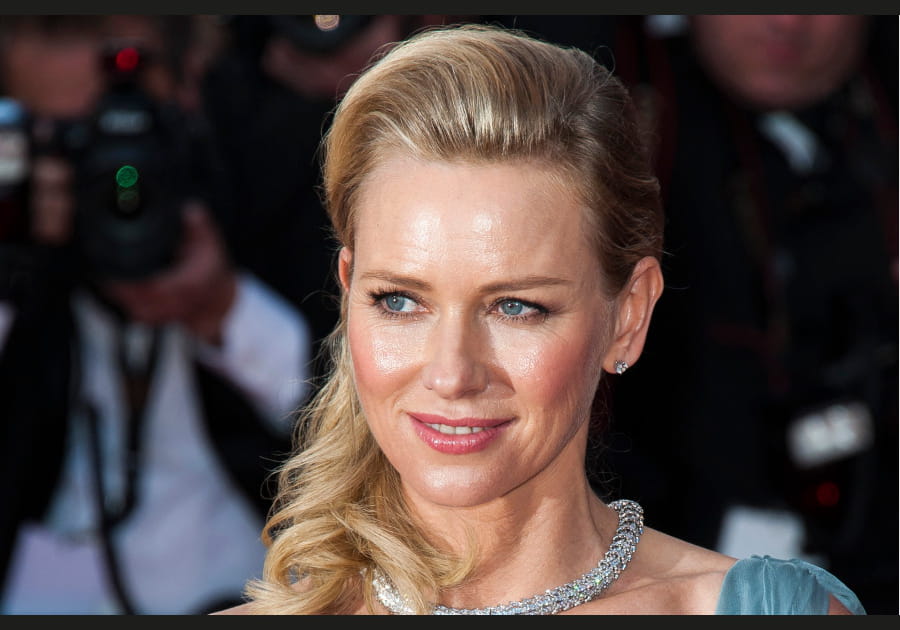 Naomi Watts, sophistiqu&eacute;e avec son side hair