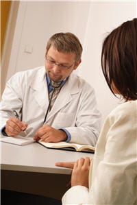 a la suite de l'examen, le médecin prescrit un nouveau traitement.