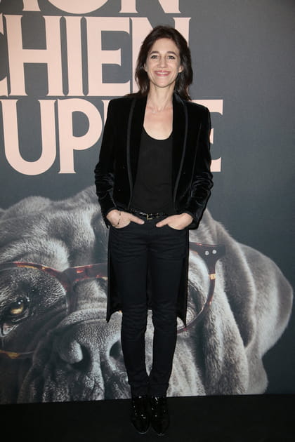 Charlotte Gainsbourg en manteau noir en velours