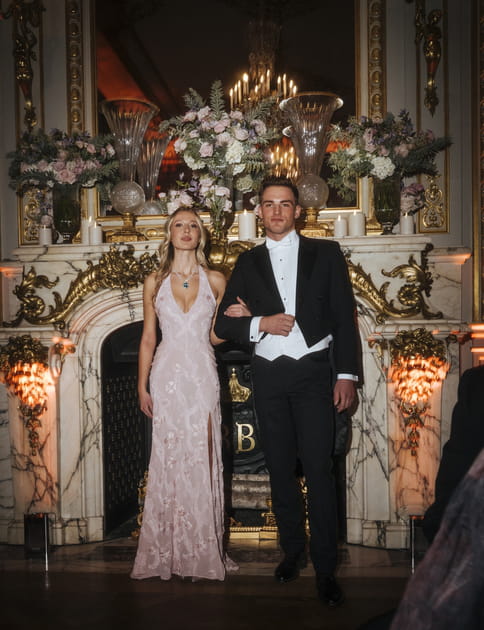 Ruby Kemper &eacute;tait radieuse au Bal des D&eacute;butantes avec son cavalier Gabriel Gledhill