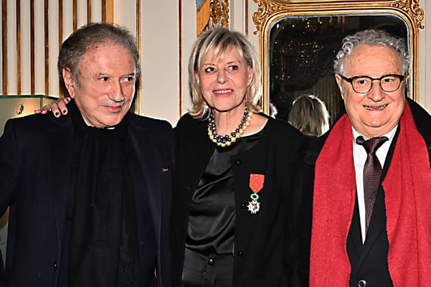 Chantal Ladesou entour&eacute;e de Michel Drucker et Daniel Pr&eacute;vost au minist&egrave;re