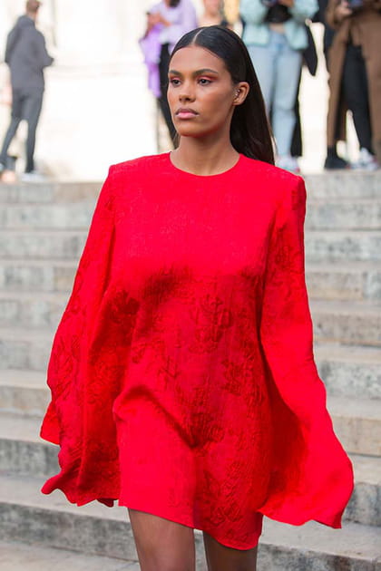 Tina Kunakey en robe courte fluide rouge