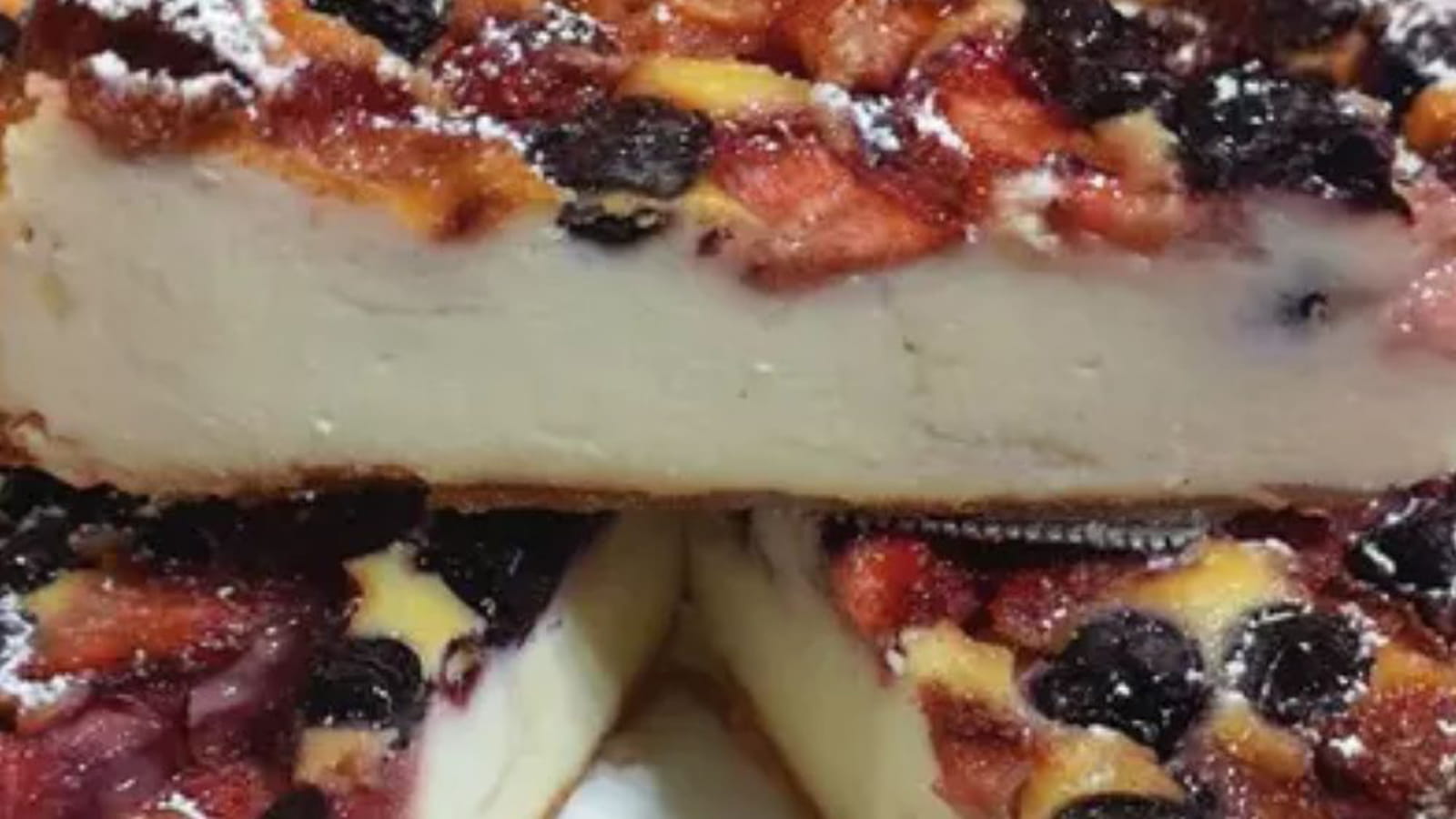 Gâteau au fromage blanc avec des fruits rouges