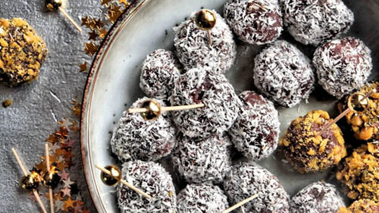 Truffes au chocolat, noix de coco râpée et éclats de pistaches