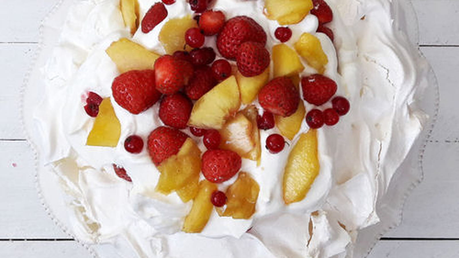 Pavlova pêche, fraise et groseille