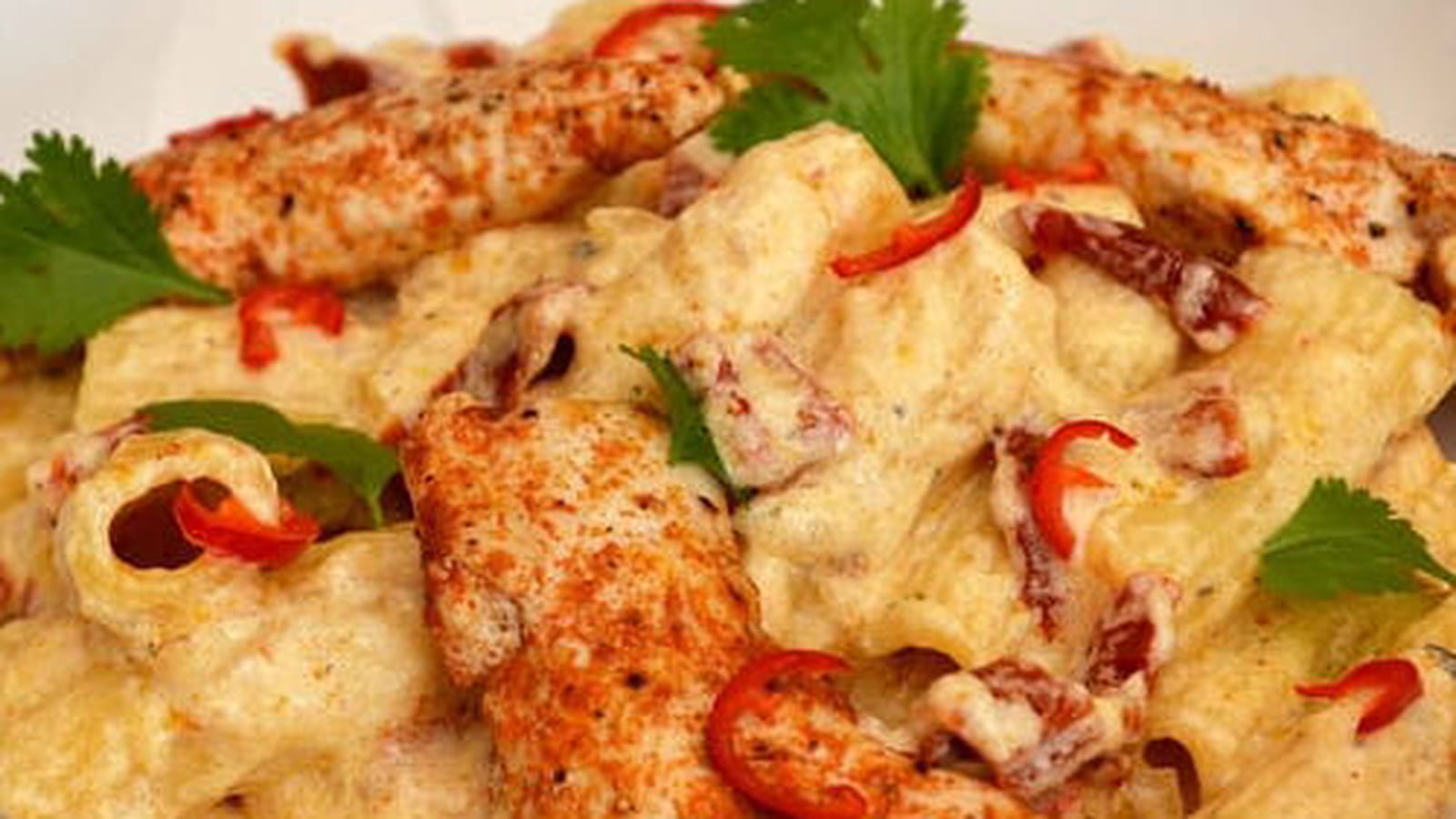 Pâtes rigatoni et poulet au fromage, tomates séchées et piment