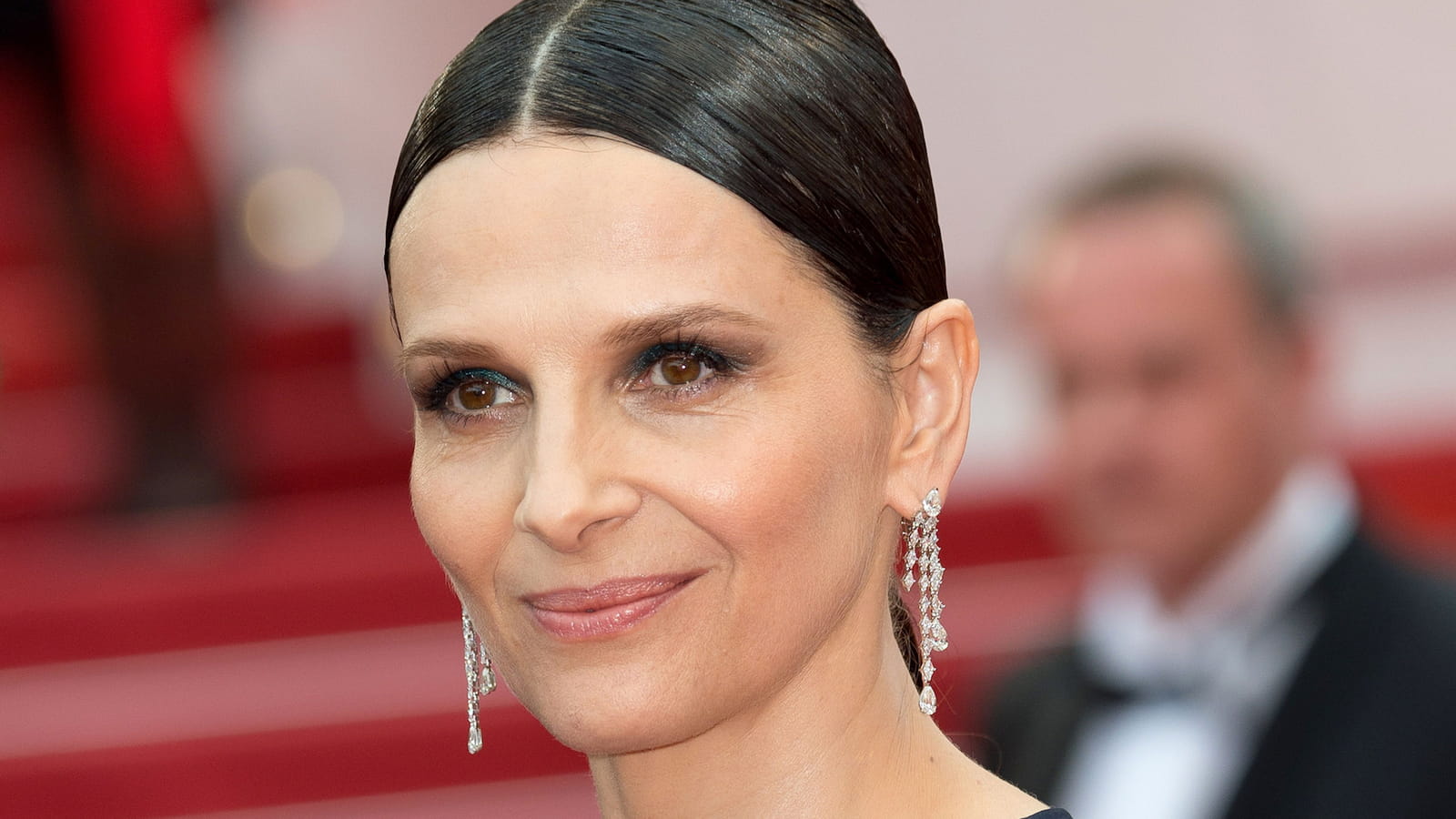 Les cheveux plaqués noués en tresse de Juliette Binoche