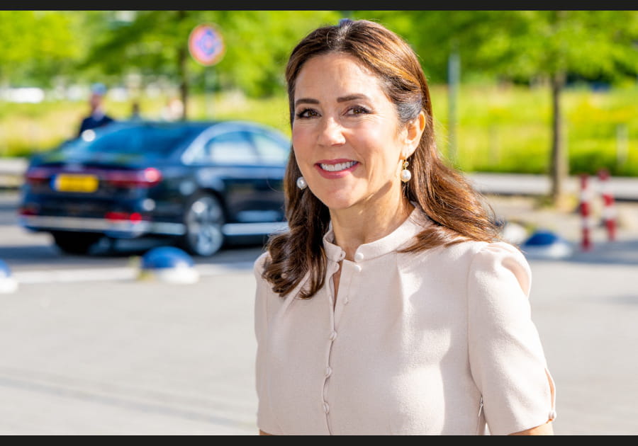 Mary de Danemark, ravissante avec sa coiffure semi-attach&eacute;e