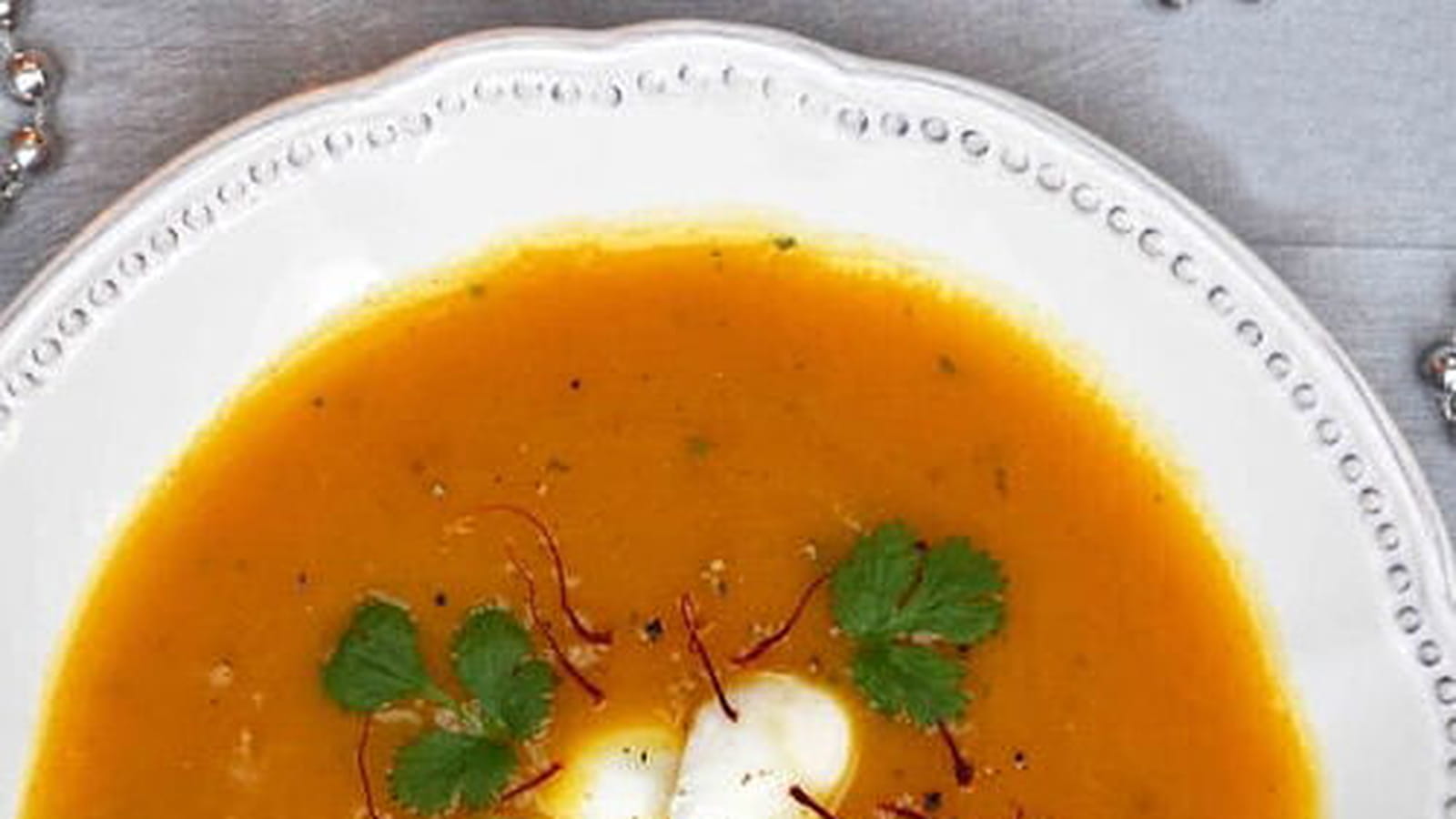 Velouté de potiron à la coriandre et oeufs de caille pochés