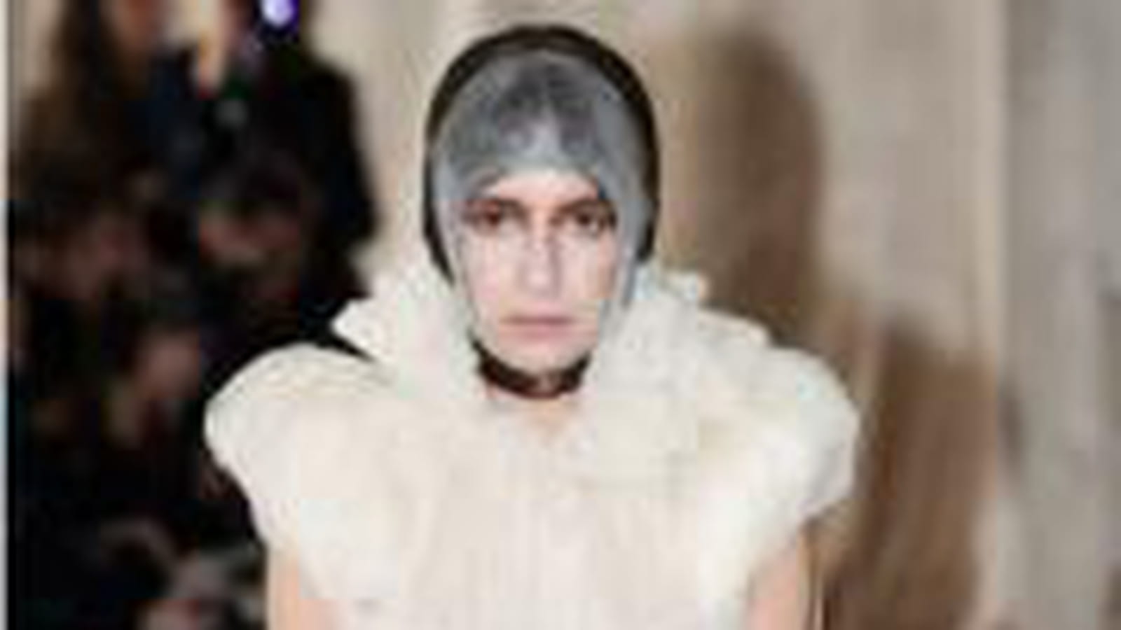 Un robe transparente Corrie Nielsen