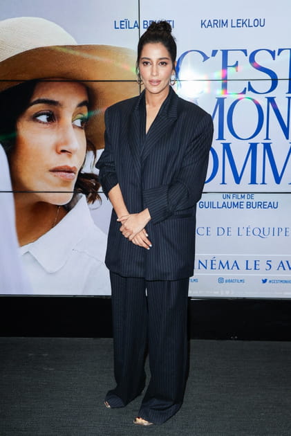 Leïla Bekhti en costume oversize rayé