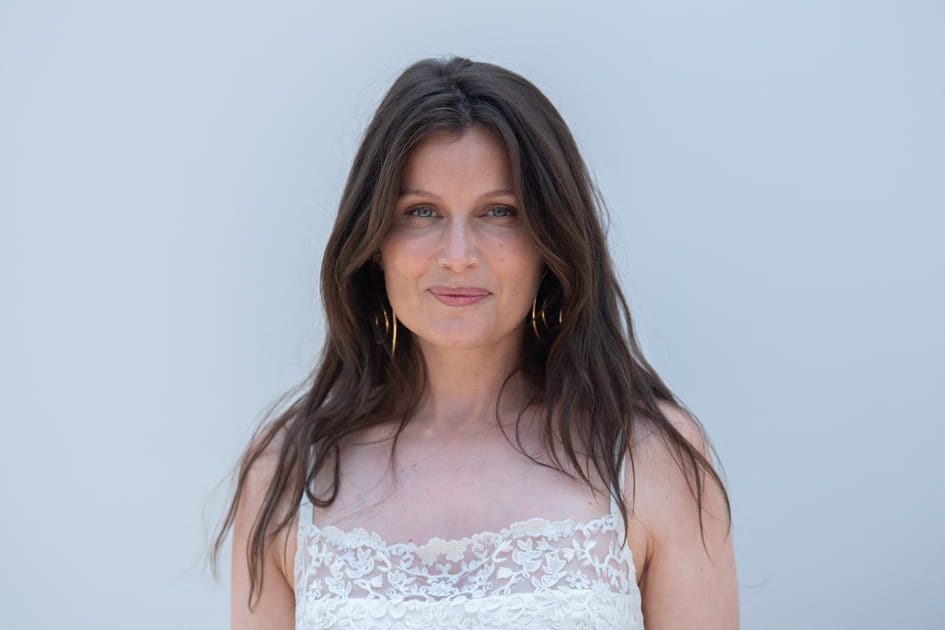 Laetitia Casta, radieuse avec son rouge &agrave; l&egrave;vres nude