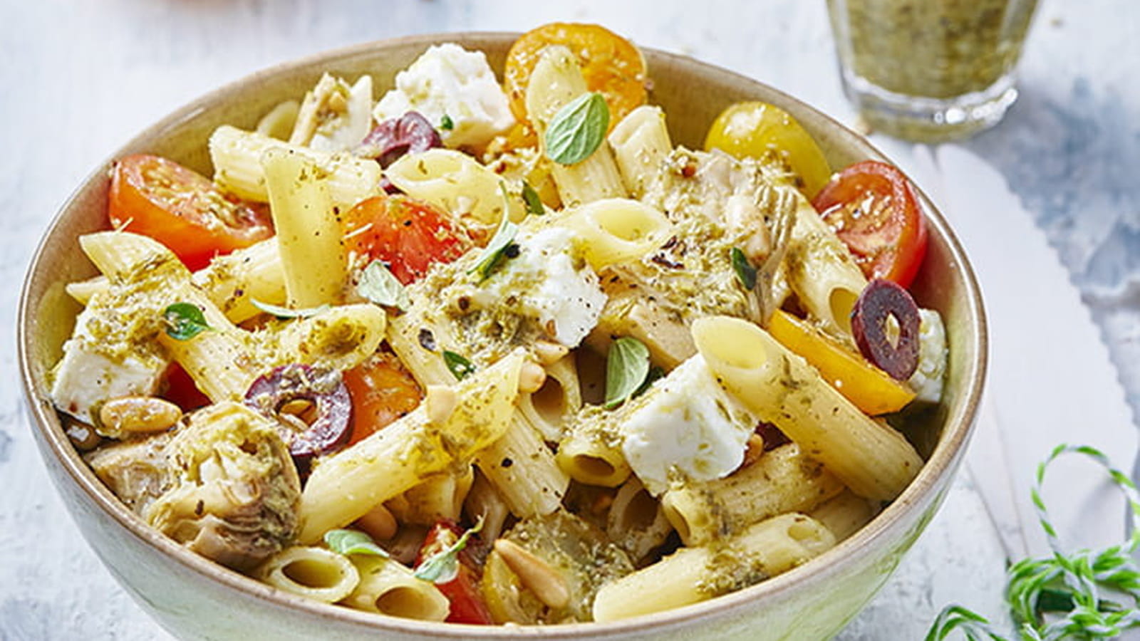 Salade de penne aux tomates, artichauts, feta et tapenade